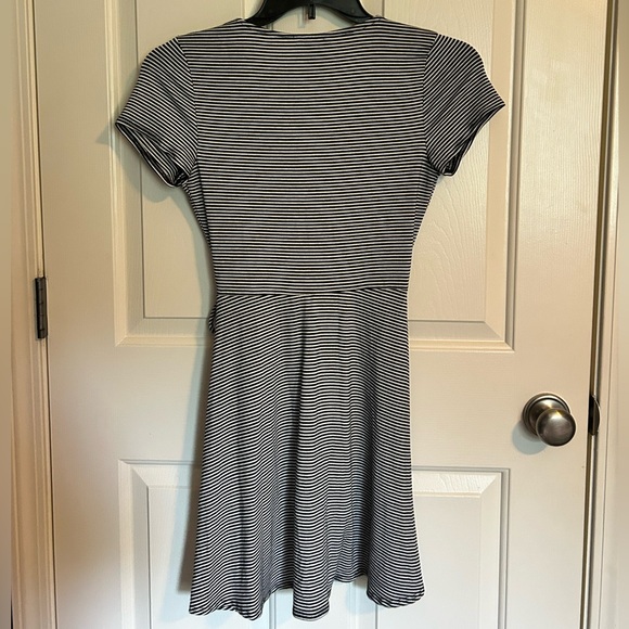 Wet seal, Small, Black and white stripes - Picture 6 of 7